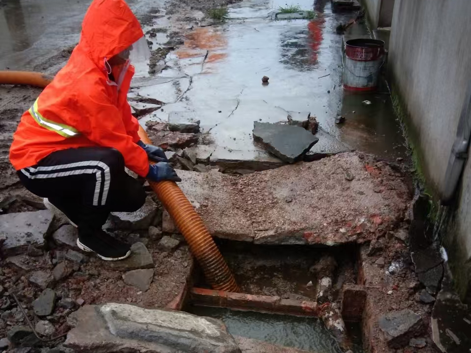 峨眉山专业清理污水池 炜誉市政以规范流程守护城市 “肠道”